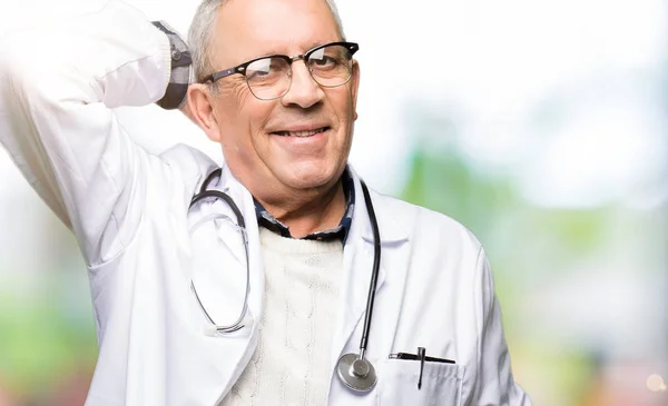 Schöner Oberarzt Mann Medizinischem Mantel Lächelt Zuversichtlich Berühren Haare Mit — Stockfoto