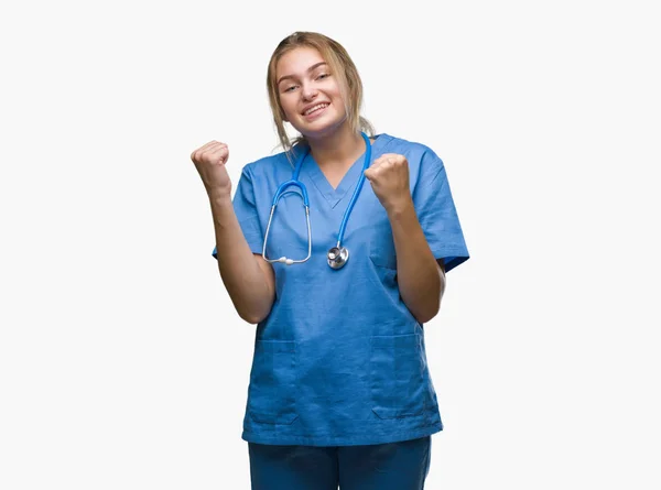 Jovem Mulher Médica Caucasiana Vestindo Uniforme Cirurgião Sobre Fundo Isolado — Fotografia de Stock