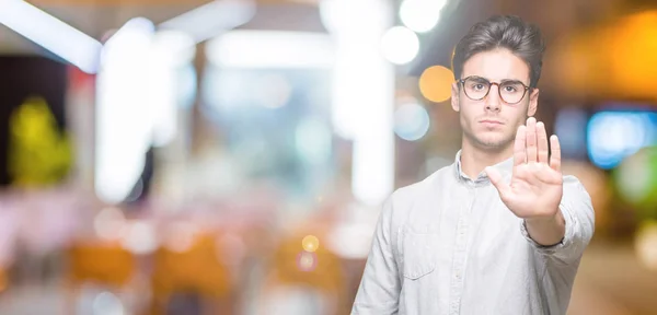 Joven Hombre Guapo Con Gafas Sobre Fondo Aislado Haciendo Dejar —  Fotos de Stock