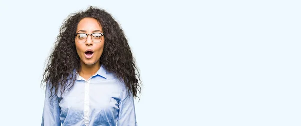 Junge Schöne Business Girl Mit Lockigem Haar Trägt Eine Brille — Stockfoto