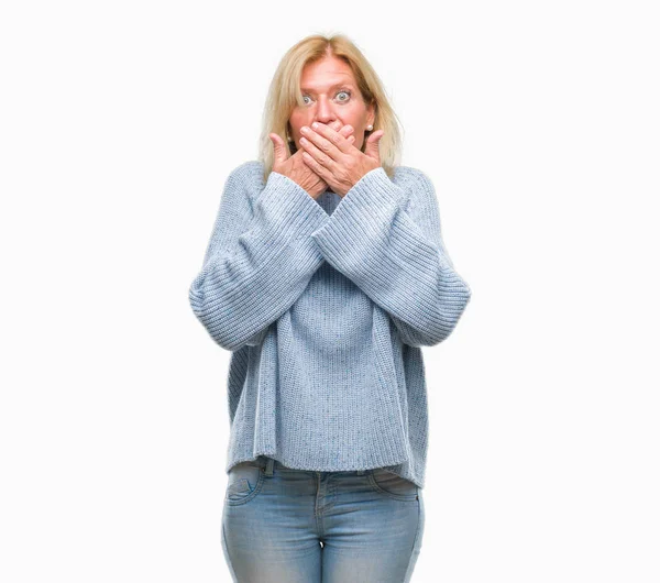 中年金发碧眼的女人穿着冬装毛衣在孤立的背景震惊覆盖嘴与手的错误 秘密概念 — 图库照片