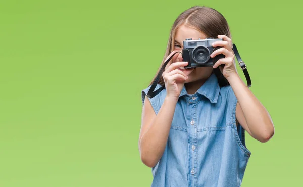 年轻美丽的女孩拍照使用老式相机在孤立的背景与一个快乐的脸站在和一个自信的微笑显示牙齿 — 图库照片