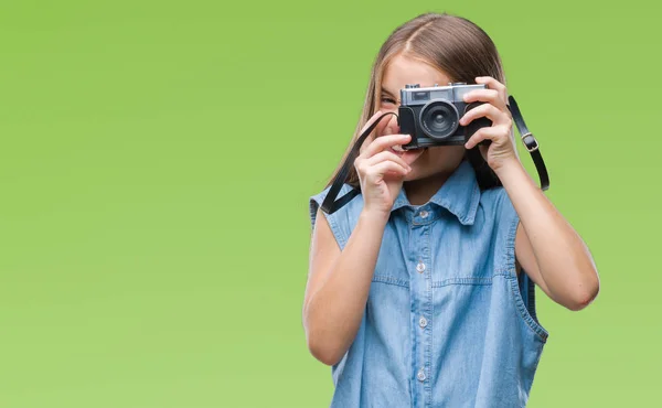 Krásná Mladá Dívka Fotografování Pomocí Vinobraní Fotoaparát Přes Izolované Pozadí — Stock fotografie