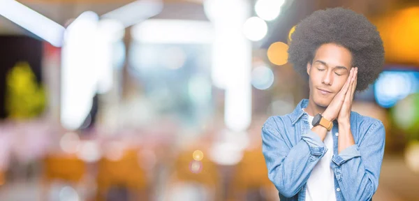 Joven Afroamericano Con Cabello Afro Durmiendo Cansado Soñando Posando Con — Foto de Stock