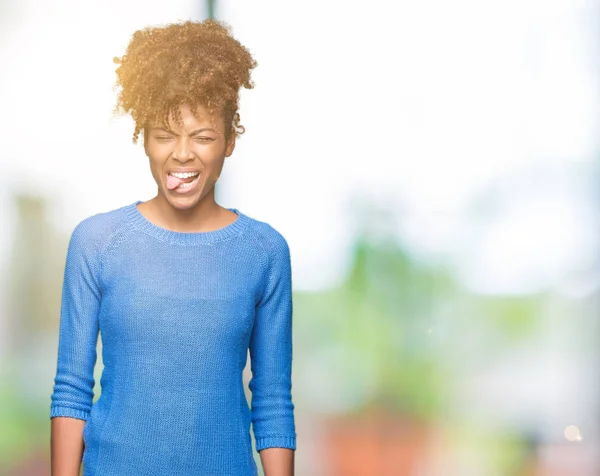 Hermosa Mujer Afroamericana Joven Sobre Fondo Aislado Sacando Lengua Feliz —  Fotos de Stock