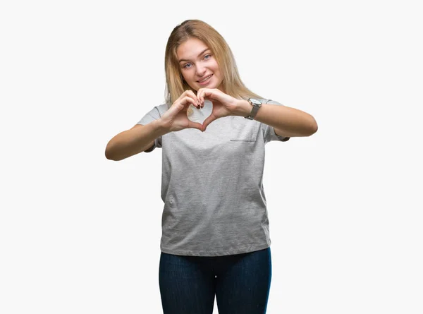 年轻的白种女人在孤独的背景微笑在爱显示心脏符号和形状与手 浪漫概念 — 图库照片