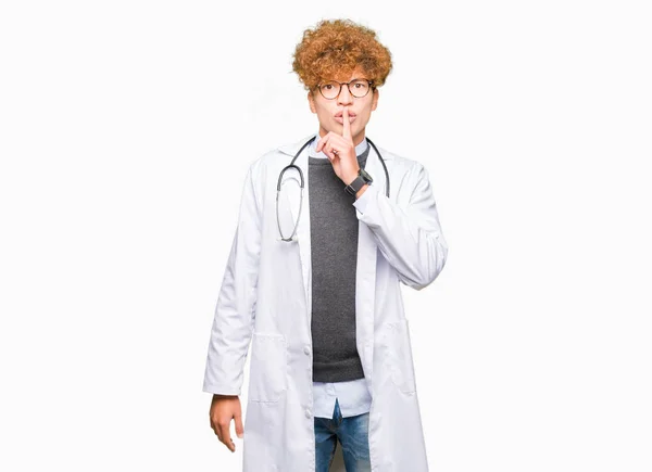 Mladý Pohledný Doktor Člověka Lékařské Kabátě Chce Být Potichu Prstem — Stock fotografie