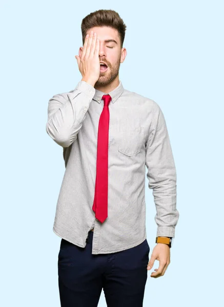 Joven Hombre Negocios Guapo Bostezando Cansado Cubriendo Media Cara Ojo — Foto de Stock