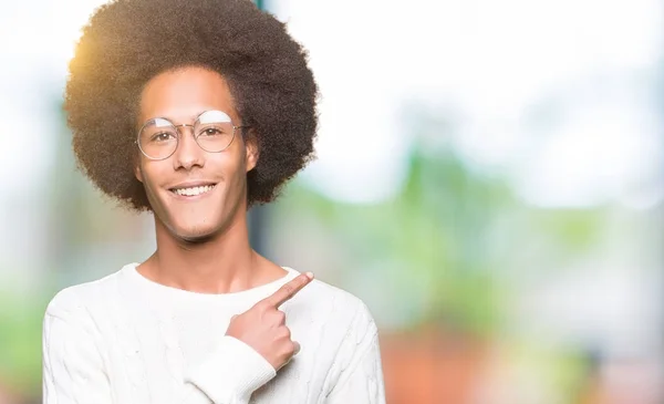 Mladý Americký Muž Afro Vlasy Nosí Brýle Veselá Úsměvem Tvář — Stock fotografie