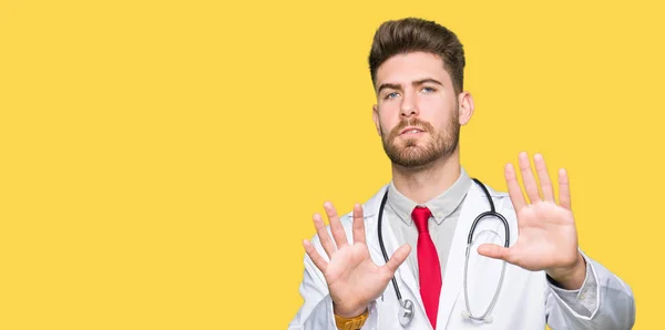 Joven Médico Guapo Con Abrigo Médico Sonriendo Haciendo Marco Con — Foto de Stock