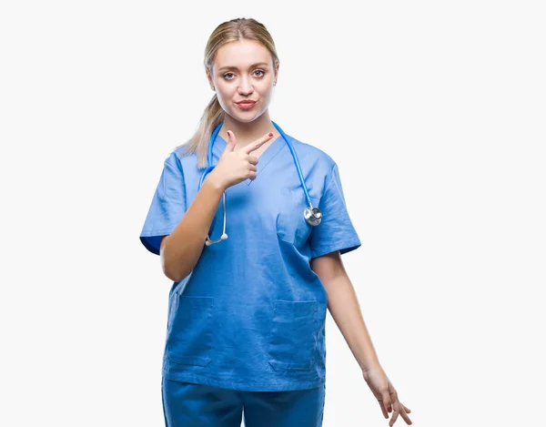 Ung Blond Kirurg Läkare Kvinna Över Isolerade Bakgrund Glada Med — Stockfoto