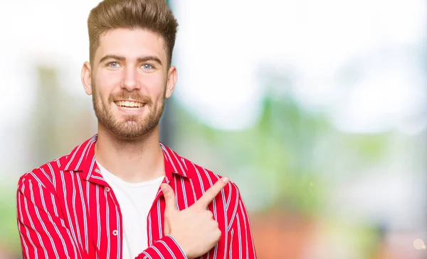 Homem Bonito Jovem Vestindo Camisa Vermelha Alegre Com Sorriso Rosto — Fotografia de Stock