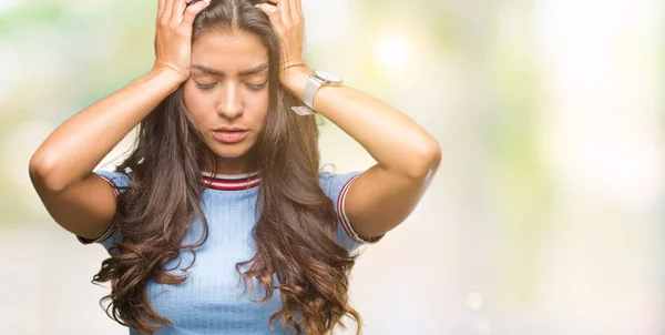 Ung Vacker Arabisk Kvinna Över Isolerade Bakgrund Lider Huvudvärk Desperat — Stockfoto