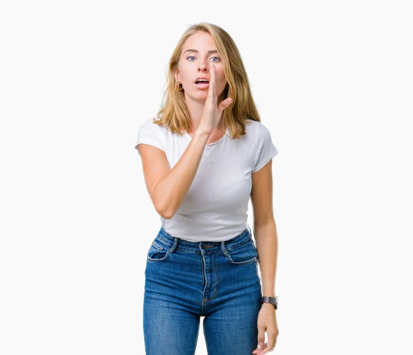 Hermosa Mujer Joven Con Camiseta Blanca Casual Sobre Fondo Aislado — Foto de Stock