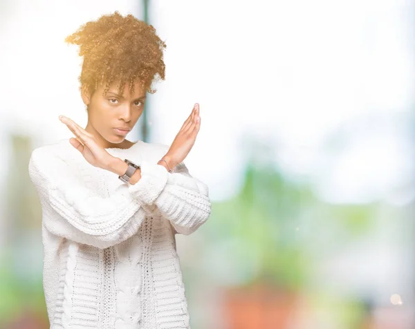 Hermosa Joven Afroamericana Mujer Vistiendo Suéter Invierno Sobre Fondo Aislado —  Fotos de Stock
