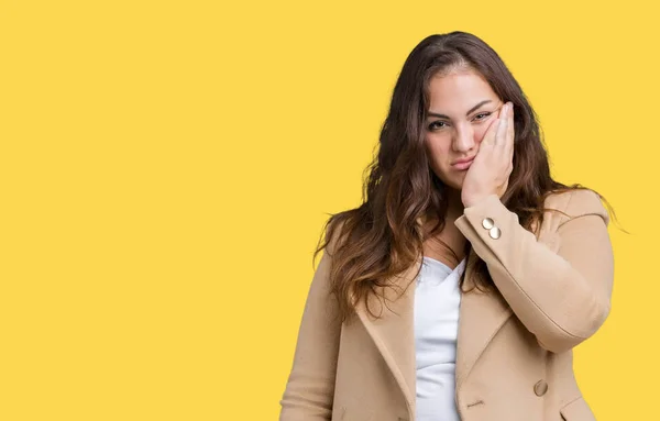 Bonita Size Jovem Mulher Vestindo Casaco Inverno Sobre Fundo Isolado — Fotografia de Stock