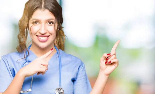 Mladý Dospělý Lékař Žena Nosit Lékařské Jednotné Usmívá Při Pohledu — Stock fotografie