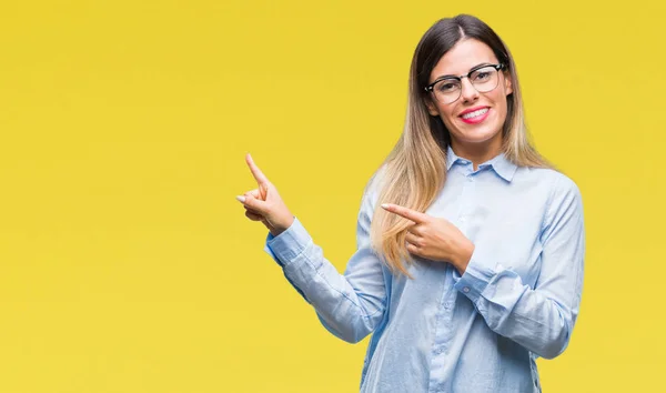 Joven Mujer Negocios Hermosa Con Gafas Sobre Fondo Aislado Sonriendo —  Fotos de Stock