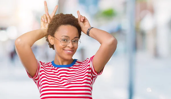 Hermosa Mujer Afroamericana Joven Con Gafas Sobre Fondo Aislado Posando — Foto de Stock