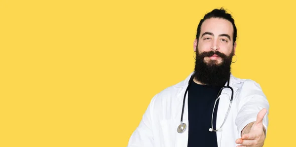 Médico Pelo Largo Con Abrigo Médico Estetoscopio Sonriente Amable Ofreciendo — Foto de Stock