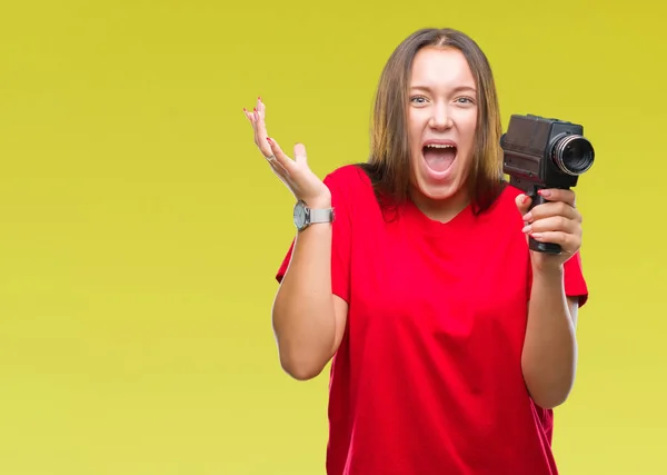 Mooie Kaukasische Jongedame Filmen Met Behulp Van Vintage Videocamera Geïsoleerd — Stockfoto