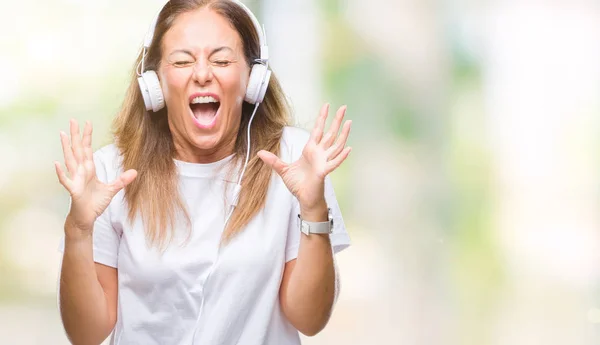 Średnim Wieku Słuchanie Muzyki Sobie Słuchawki Nad Hiszpanin Kobieta Białym — Zdjęcie stockowe