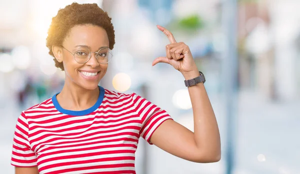 Linda Jovem Afro Americana Usando Óculos Sobre Fundo Isolado Sorrindo — Fotografia de Stock