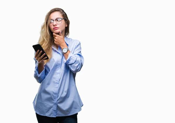 Met Behulp Van Smartphone Geïsoleerde Achtergrond Ernstige Gezicht Denken Vraag — Stockfoto