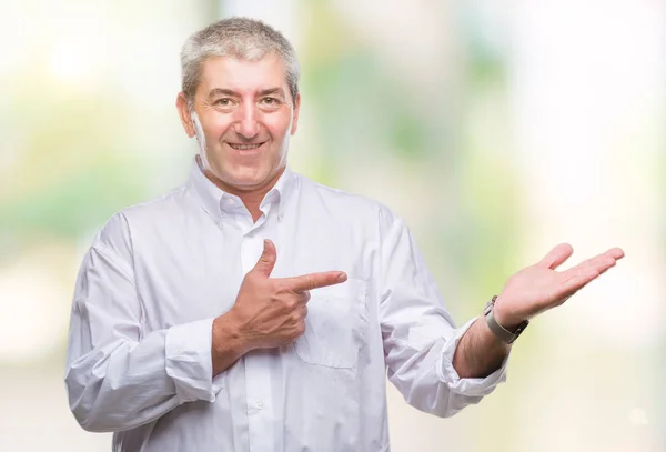 Bello Uomo Anziano Sfondo Isolato Stupito Sorridente Alla Fotocamera Mentre — Foto Stock