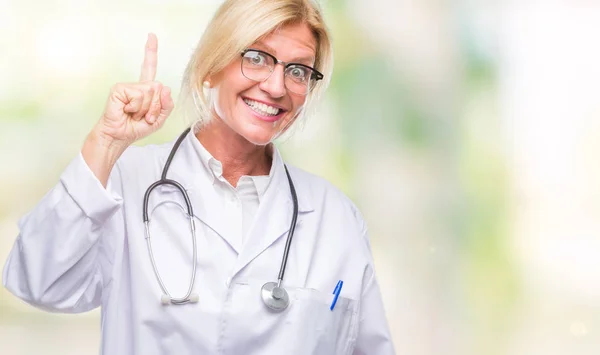 Średnim Wieku Kobieta Blonde Lekarz Białym Tle Wskazując Palcem Udany — Zdjęcie stockowe
