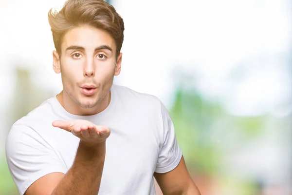 Joven Hombre Guapo Con Camiseta Blanca Sobre Fondo Aislado Mirando —  Fotos de Stock