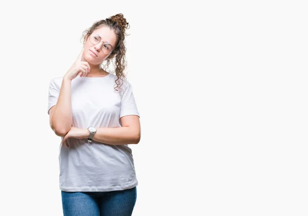 Mooie Jonge Brunette Krullend Haar Meisje Met Bril Geïsoleerd Achtergrond — Stockfoto