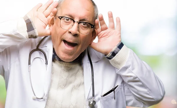 Όμορφος Ανώτερος Γιατρός Άνθρωπος Φορώντας Ιατρική Παλτό Προσπαθώντας Ακούσω Δύο — Φωτογραφία Αρχείου