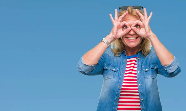 Donna Bionda Mezza Età Sfondo Isolato Facendo Gesto Come Binocolo — Foto Stock