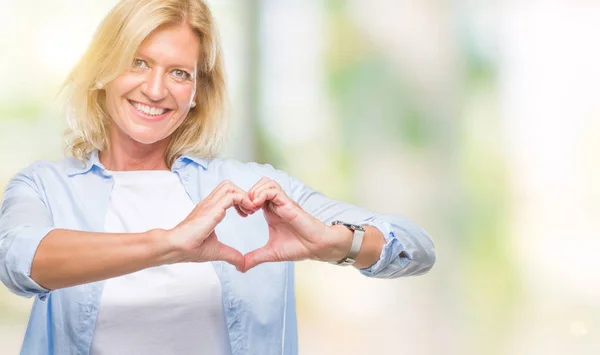 Mujer Rubia Mediana Edad Sobre Fondo Aislado Sonriendo Amor Mostrando —  Fotos de Stock