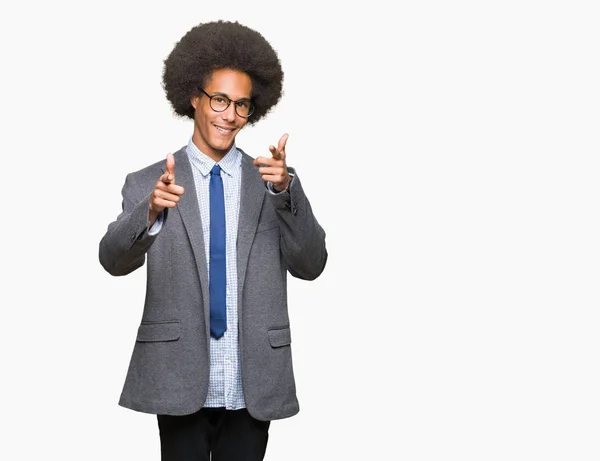 Joven Hombre Negocios Afroamericano Con Pelo Afro Con Gafas Apuntando —  Fotos de Stock