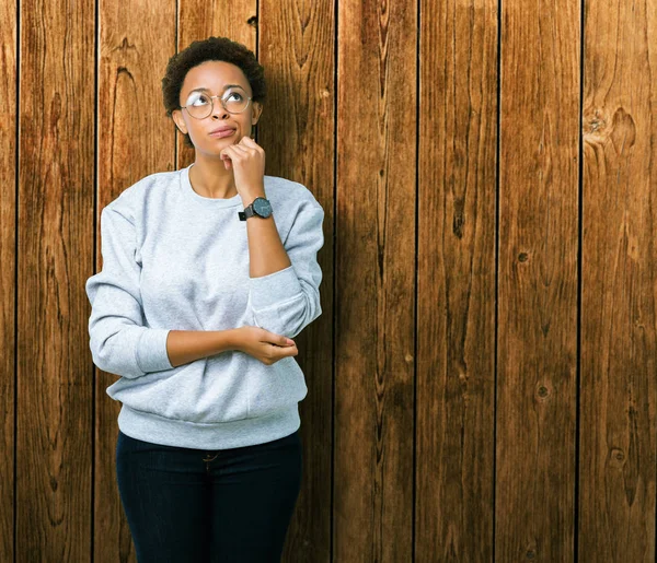 Joven Mujer Afroamericana Hermosa Con Gafas Sobre Fondo Aislado Con — Foto de Stock