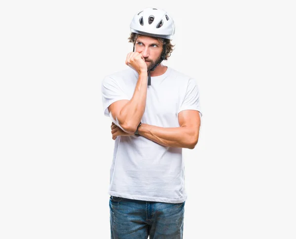 Bello Ispanico Ciclista Uomo Indossando Casco Sicurezza Sfondo Isolato Cercando — Foto Stock