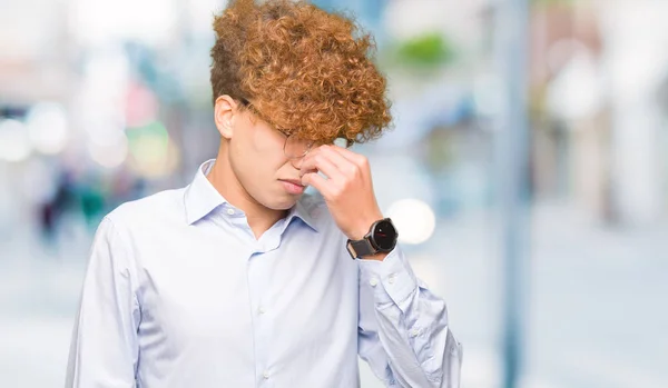 Giovane Uomo Affari Bello Con Gli Occhiali Afro Indossare Odore — Foto Stock