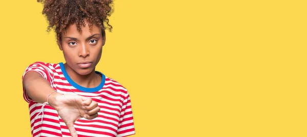 Linda Jovem Afro Americana Sobre Fundo Isolado Olhando Infeliz Irritado — Fotografia de Stock