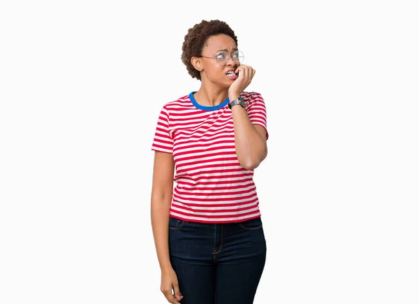 Schöne Junge Afrikanisch Amerikanische Frau Mit Brille Vor Isoliertem Hintergrund — Stockfoto