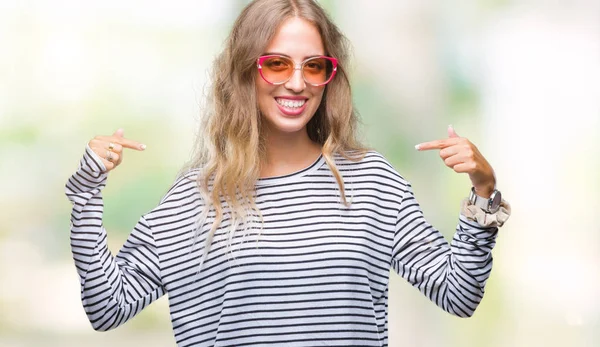 Schöne Junge Blonde Frau Mit Sonnenbrille Über Isoliertem Hintergrund Sieht — Stockfoto