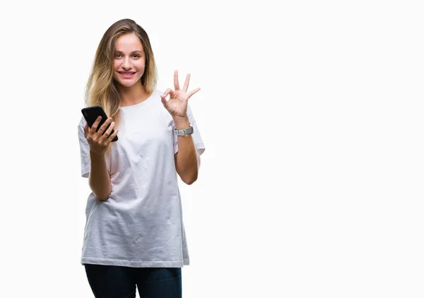 Молодая Красивая Блондинка Помощью Смартфона Изолированном Фоне Делает Знак Пальцами — стоковое фото