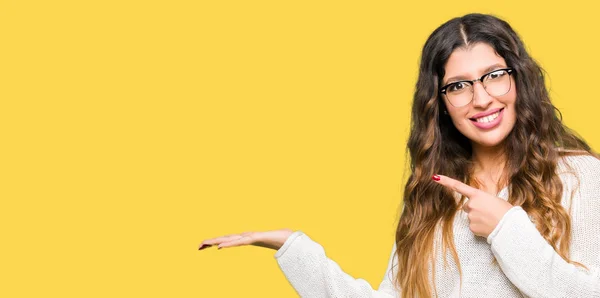 Joven Hermosa Mujer Con Gafas Asombradas Sonriendo Cámara Mientras Presenta — Foto de Stock