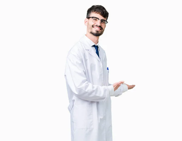 Giovane Scienziato Professionista Uomo Indossa Cappotto Bianco Sfondo Isolato Invitare — Foto Stock