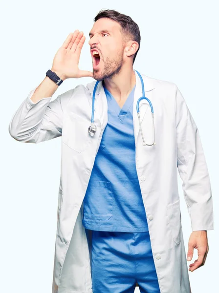 Hombre Guapo Doctor Vistiendo Uniforme Médico Sobre Fondo Aislado Gritando — Foto de Stock