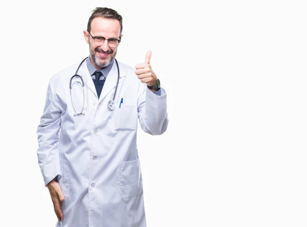 中年老年医生身穿医疗制服的孤立背景用手做快乐的大拇指动作 通过显示成功来批准镜头的表达 — 图库照片
