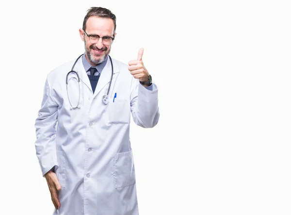 Uomo Anziano Medico Hoary Mezza Età Indossa Uniforme Medica Sfondo — Foto Stock