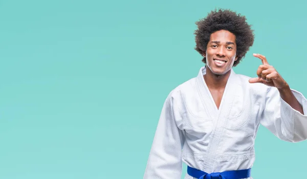 Afro Americký Muž Nosí Karate Kimono Usmívá Izolovaná Pozadí Jistý — Stock fotografie