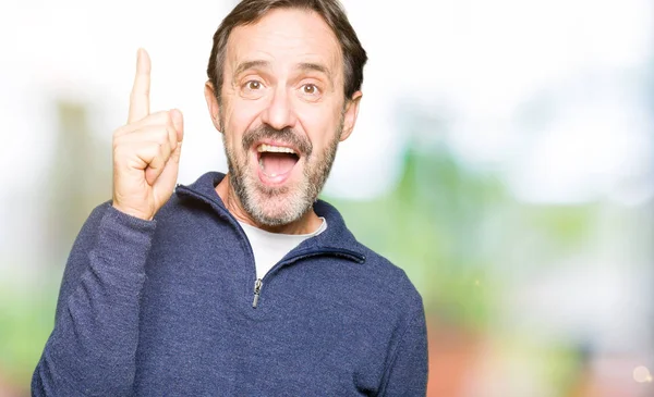 Medelåldern Stilig Man Bär Tröja Pekande Finger Upp Med Lyckad — Stockfoto